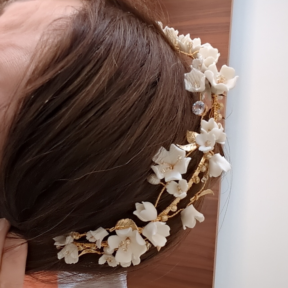 Elegant Gold and Cream Floral Hair Accessory - Picture 3 of 3